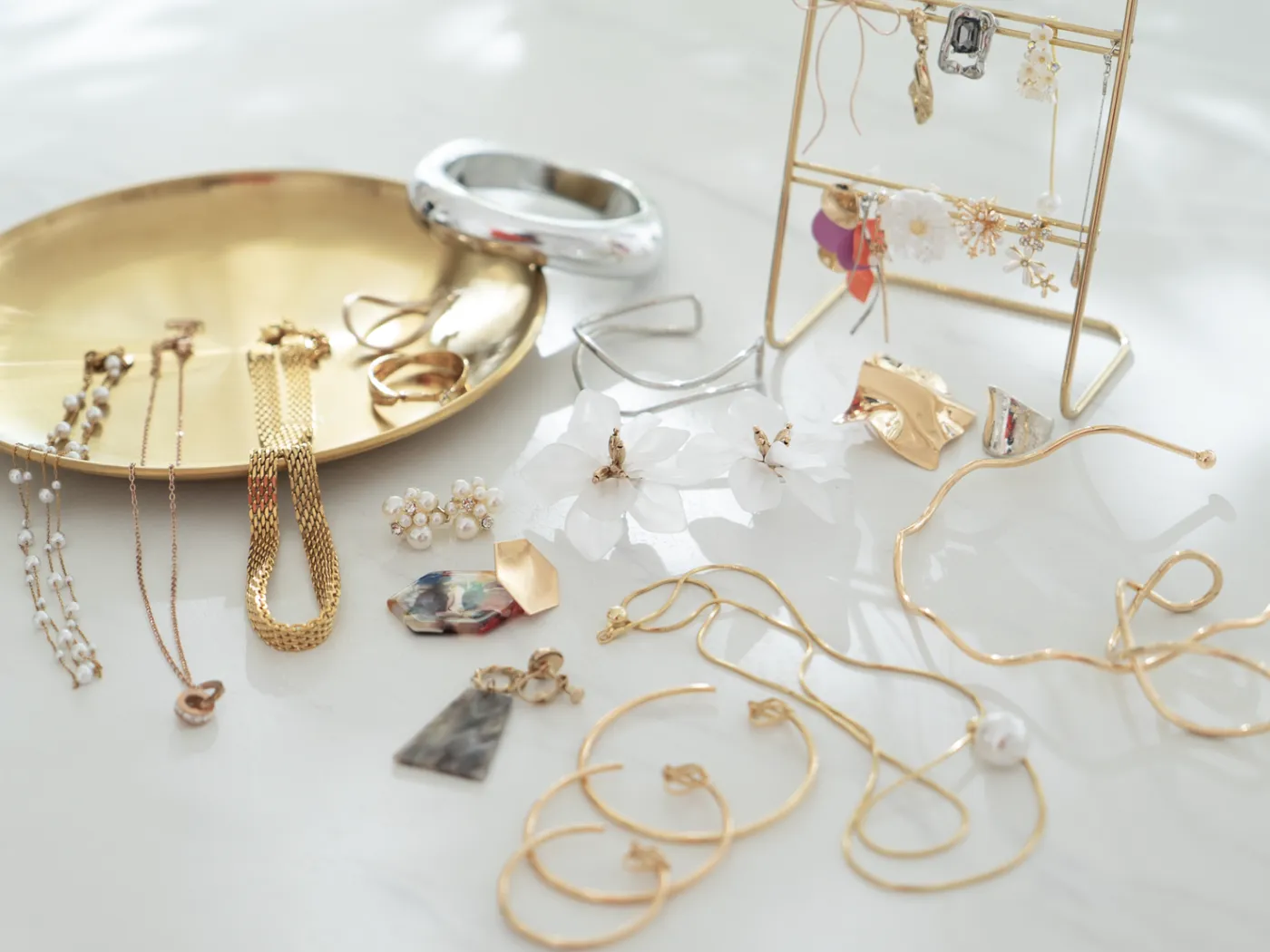 診断で使うゴールドとシルバーのアクセサリー