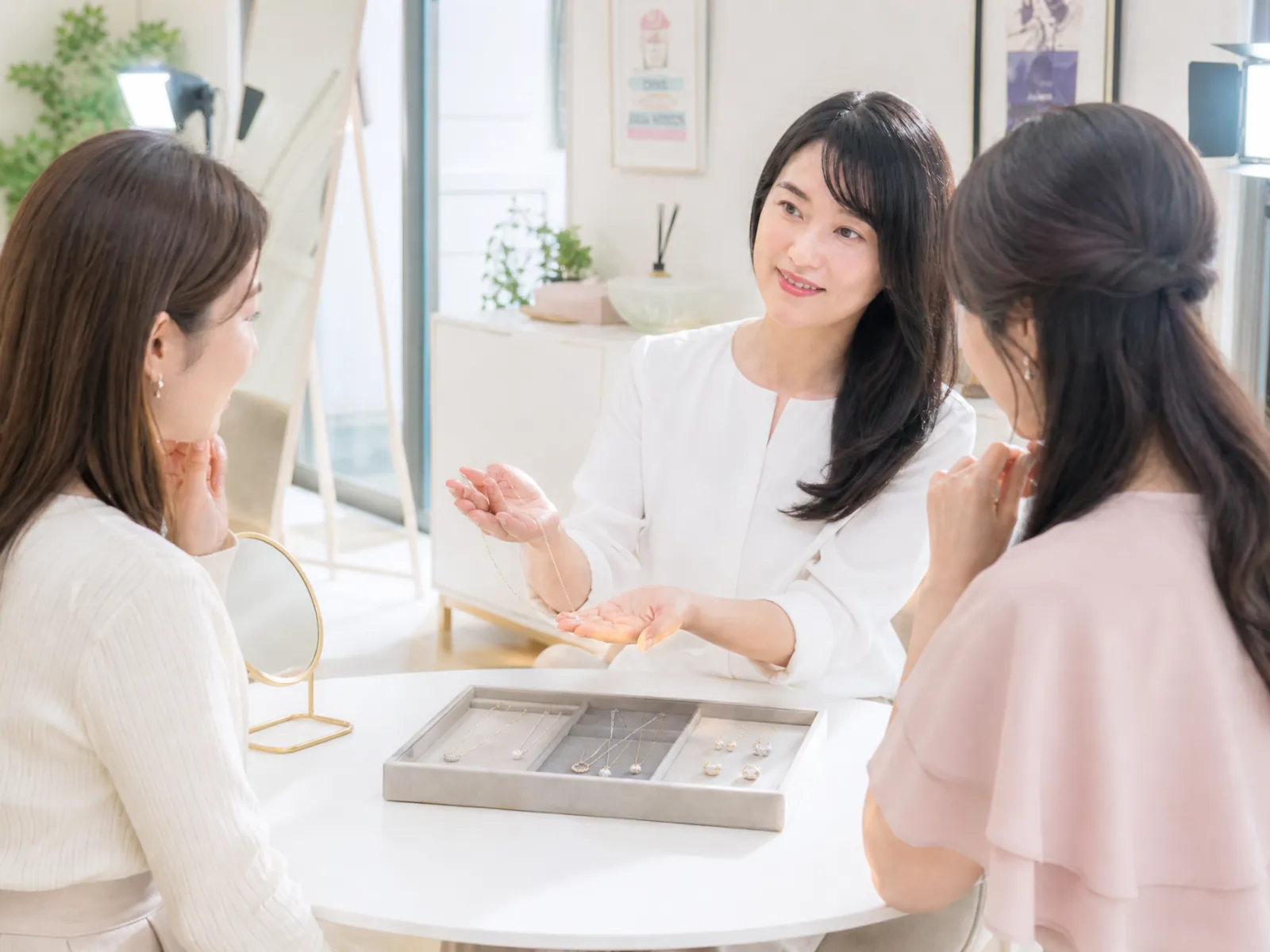 似合うネックレスを提案するアナリストとお客さま