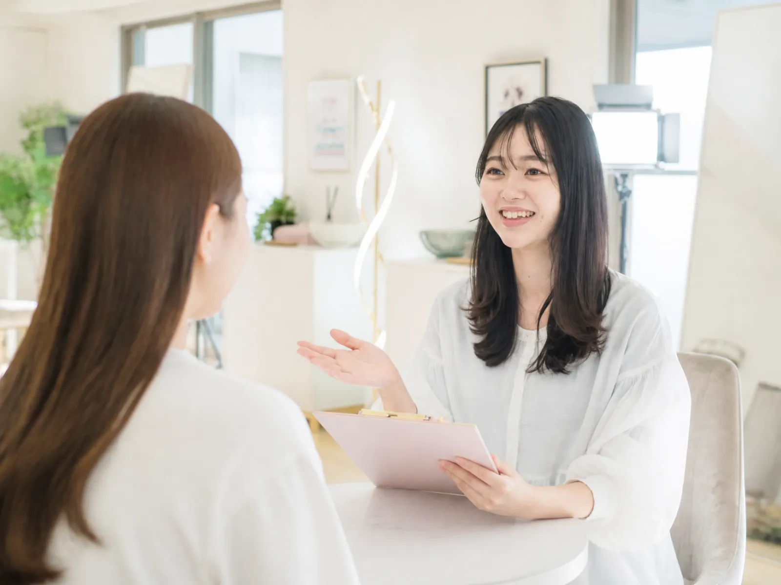カウンセリングでお悩みを伺うアナリスト